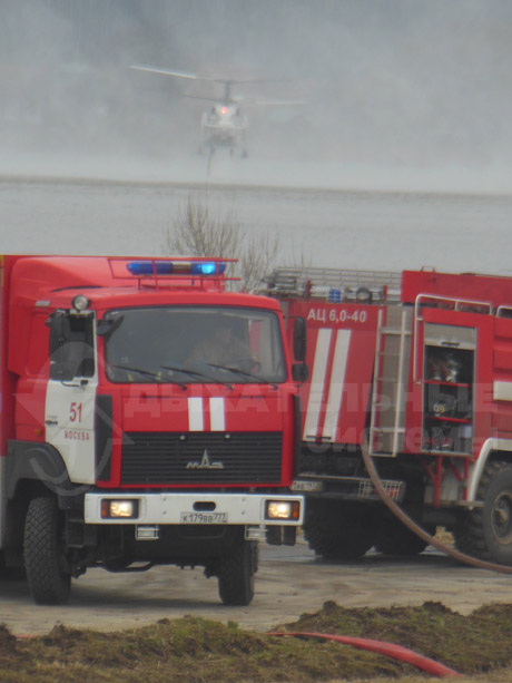 Забор воды с помощью вертолёта из водоёма