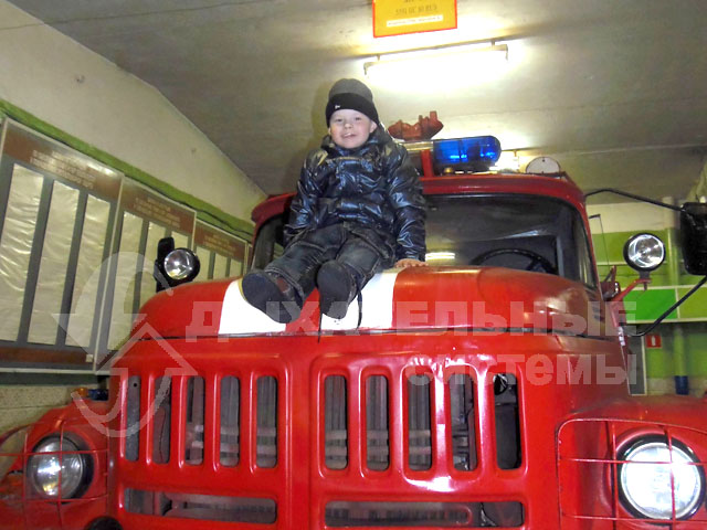 Попросил папку пожарную машинку купить...
