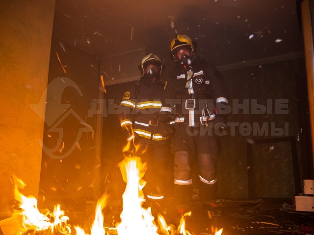 Сотрудники пришли на спасение условного пострадавшего во время учений на жилом здании