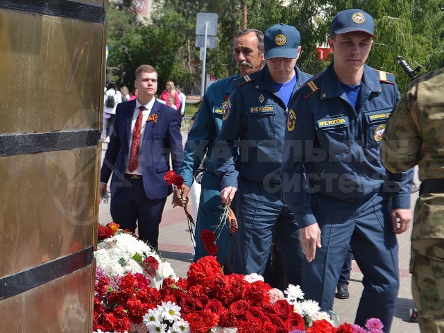 Возложение цветов.