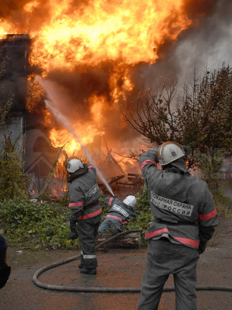 Пожарные на тушении жилого дома